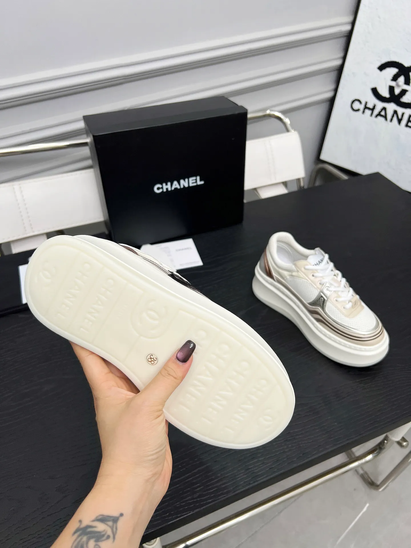 💕💕Factory direct selling price p640💕💕 chanel 2025 resort series latest casual sports shoes silver white, gold white, silver gray, black and red! Incomparably beautiful and easy to wear, very light, the lining is also super soft, super comfortable, the upper is breathable, the color is high-end and durable, versatile. Upper: cowhide and cloth stitching. Inner: breathable mesh. Original foam combination outsole. Size: 35-40.
